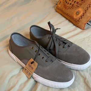 NWT Crevo men’s gray suede sneakers size 10